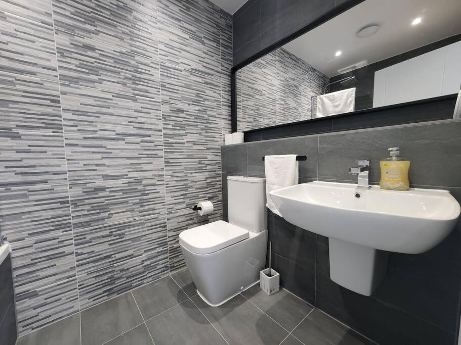 Paradigm Court, Luxury 2-Bedroom Apartment F3, Oxford Exterior foto